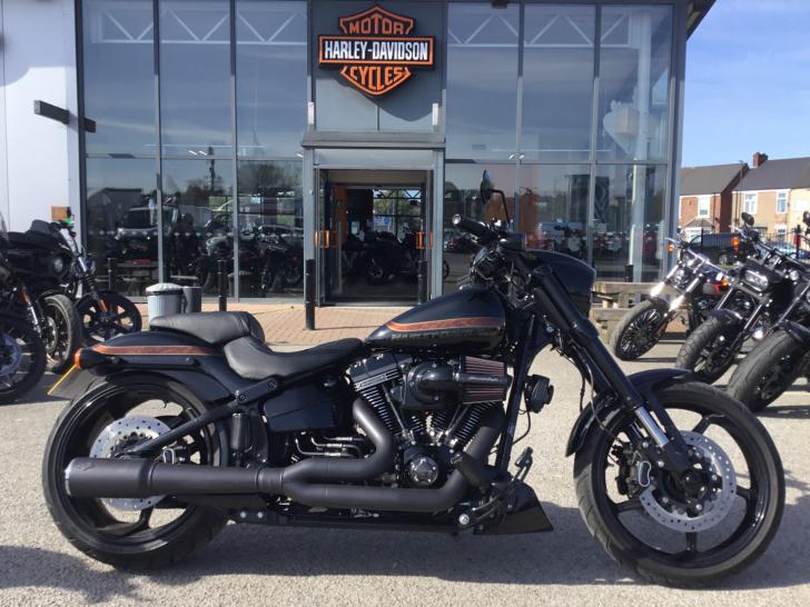 Harley-Davidson CVO FXSBE BREAKOUT